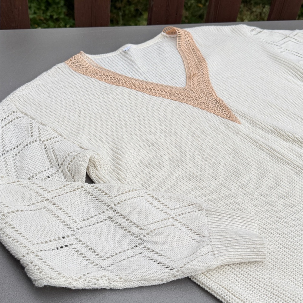 Large Unbranded tan/cream patterned knit sweater with embroidery detail